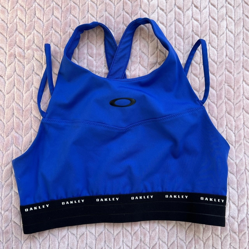 Oakley. Sports Bra. Criss-Cross Back. Size Small.